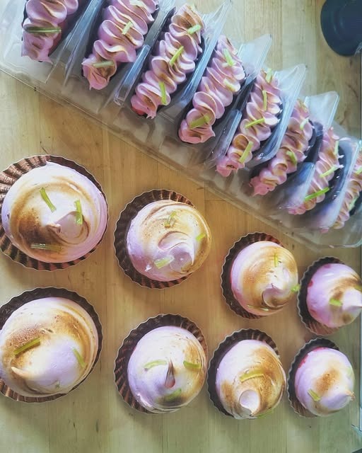 Kleurrijke patisserie en cupcakes