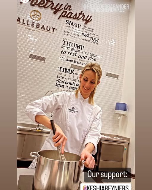 Keshia Reyniers aan het werk in de patisseriekeuken